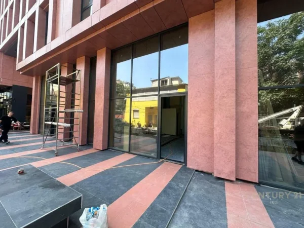 Tirane, jepet me qera ambjent biznesi Kati 0, 31 m² 600 € (Galeria Roma)