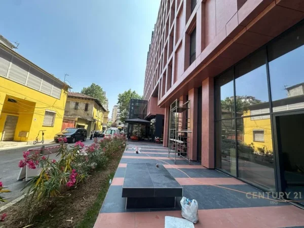 Tirane, jepet me qera ambjent biznesi Kati 0, 31 m² 600 € (Galeria Roma)