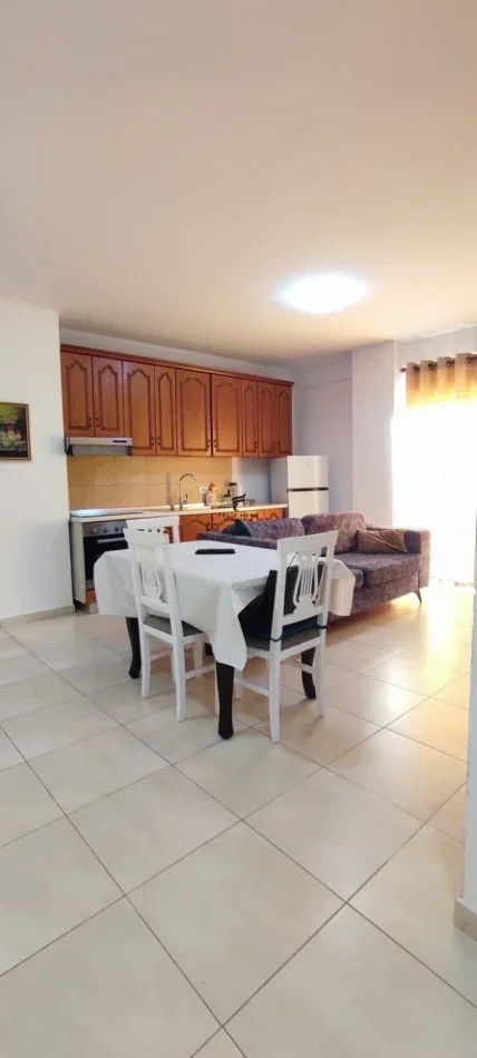 Tirane, jepet me qera apartament 1+1 Kati 4, 70 m² 500 € (21 DHJETORI)