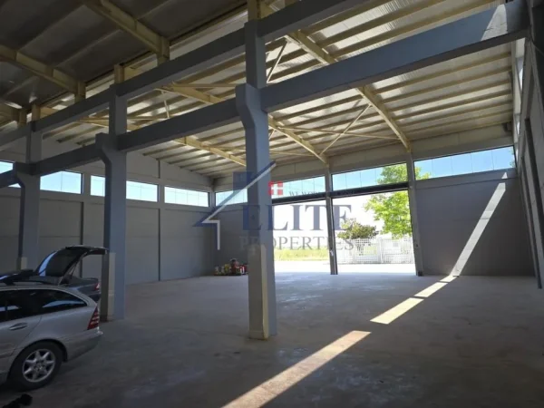 Tirane, jepet me qera magazine Kati 0, 1.000 m² 3.500 € (Ura e Gjoles)