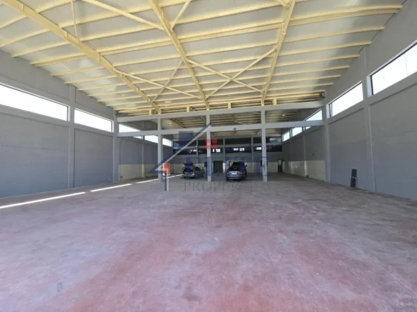 Tirane, jepet me qera magazine Kati 0, 1.000 m² 3.500 € (Ura e Gjoles)