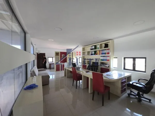 Tirane, jepet me qera magazine Kati 0, 1.000 m² 3.500 € (Ura e Gjoles)