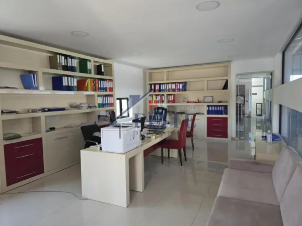 Tirane, jepet me qera magazine Kati 0, 1.000 m² 3.500 € (Ura e Gjoles)