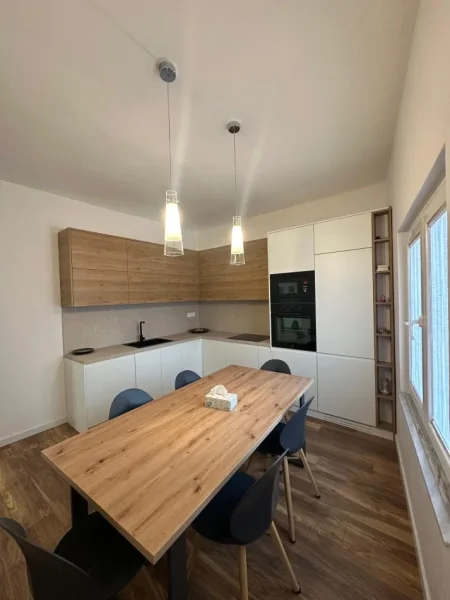 Tirane, jepet me qera apartament 2+1+Ballkon Kati 2, 100 m² 800 € (Selvia)