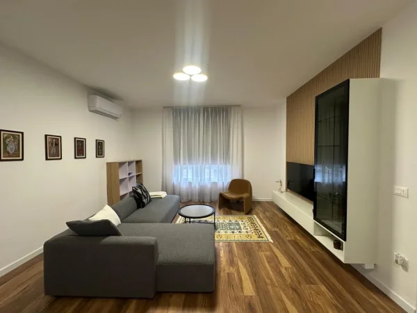 Tirane, jepet me qera apartament 2+1+Ballkon Kati 2, 100 m² 800 € (Selvia)