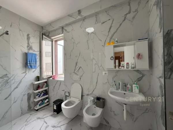 Tirane, shes apartament 2+1 Kati 7, 132 m² 199.000 € (Yzberisht)