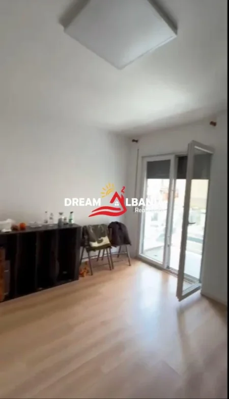 Tirane, jepet me qera zyre Kati 2, 33 m² 550 € (ne Myslym Shyr, prane Gjykates se Larte)