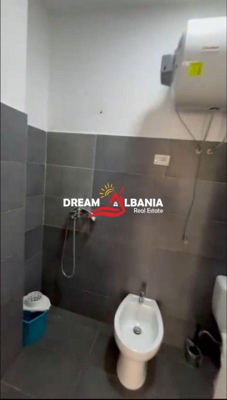 Tirane, jepet me qera zyre Kati 2, 33 m² 550 € (ne Myslym Shyr, prane Gjykates se Larte)