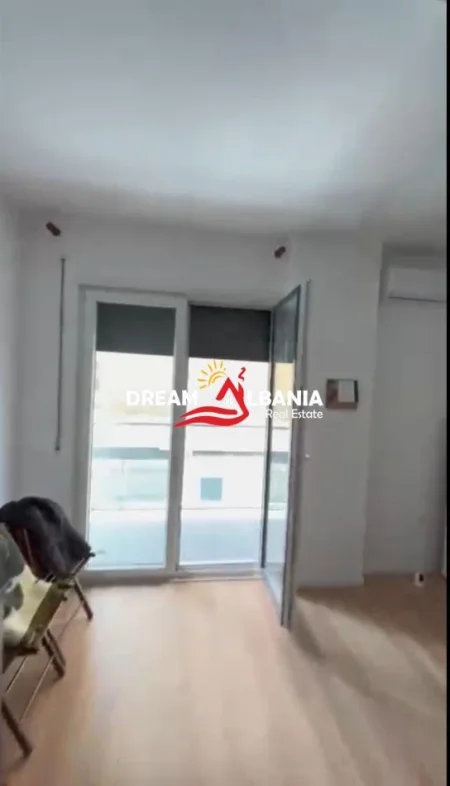 Tirane, jepet me qera zyre Kati 2, 33 m² 550 € (ne Myslym Shyr, prane Gjykates se Larte)