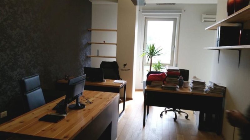 Tirane, jepet me qera zyre Kati 4, 131 m² 1.800 € (LIQENI)