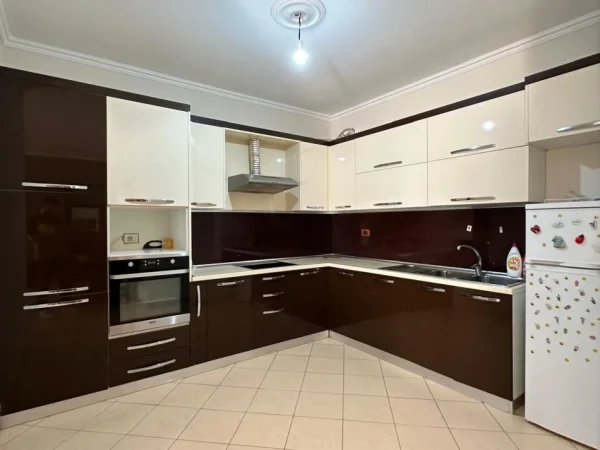 Tirane, jepet me qera apartament 2+1 Kati 10, 87 m² 500 € 