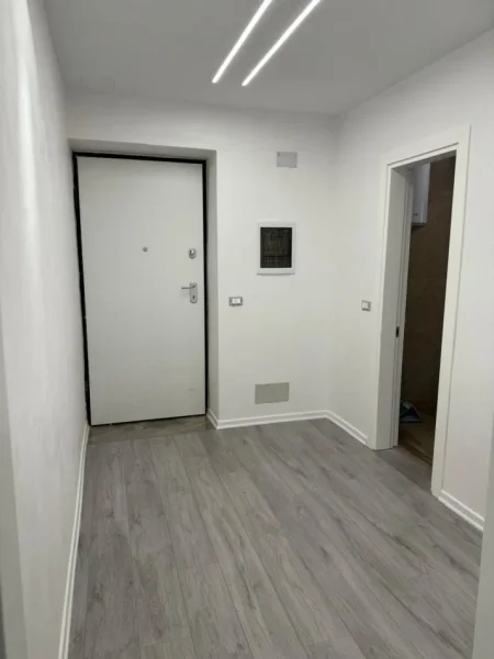 Tirane, jepet me qera zyre Kati 1, 53 m² 550 € (Bar Oslo Brryli)