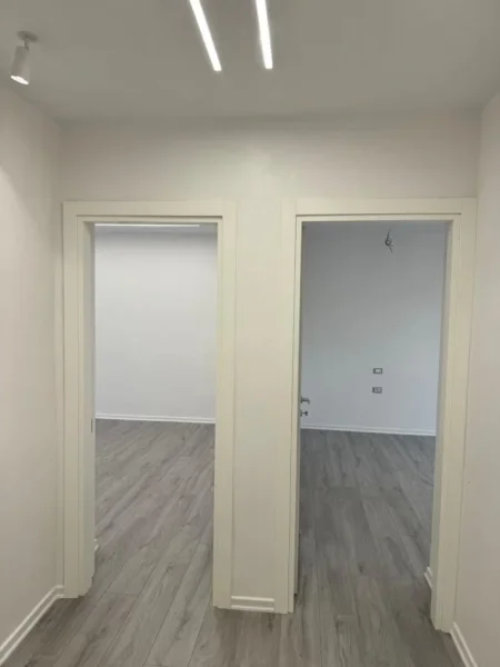 Tirane, jepet me qera zyre Kati 1, 53 m² 550 € (Bar Oslo Brryli)