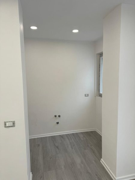 Tirane, jepet me qera zyre Kati 1, 53 m² 550 € (Bar Oslo Brryli)