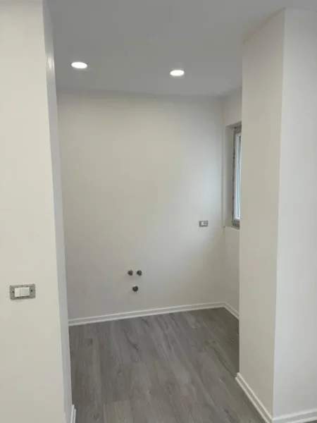 Tirane, jepet me qera zyre Kati 1, 53 m² 550 € (Bar Oslo Brryli)