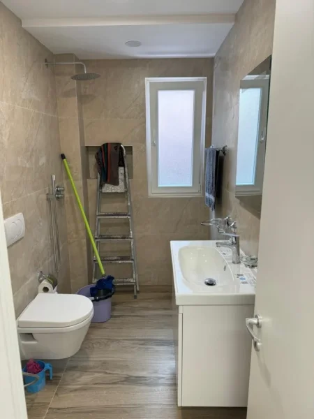 Tirane, jepet me qera zyre Kati 1, 53 m² 550 € (Bar Oslo Brryli)