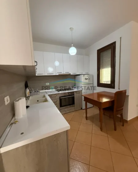 Tirane, jepet me qera apartament 2+1 Kati 2, 120 m² 700 € (Kopshti Botanik)