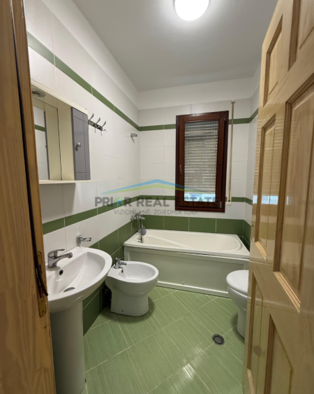 Tirane, jepet me qera apartament 2+1+Ballkon Kati 2, 120 m² 700 € (Kopshti Botanik)