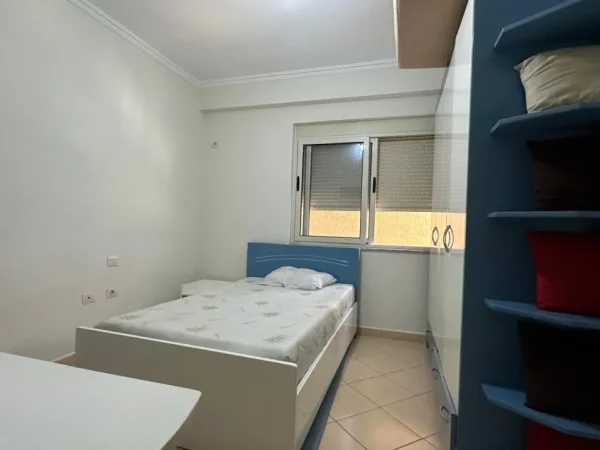 Tirane, jepet me qera apartament 3+1 Kati 1, 100 m² 400 € 