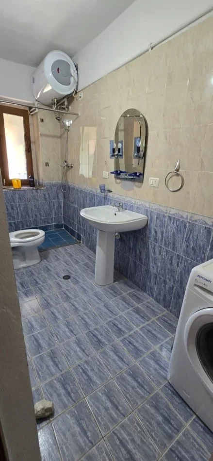 Tirane, shitet apartament 2+1+Ballkon Kati 1, 98 m² 195.000 € (Rruga Fortuzi, Shkolla Jeronim De Rada)