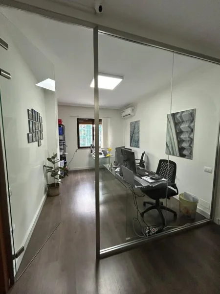 Tirane, jepet me qera zyre Kati 8 ne Bllok , 108 m² 1.100 €