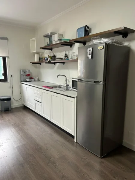 Tirane, jepet me qera zyre Kati 8 ne Bllok , 108 m² 1.100 €