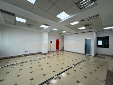 Tirane, jepet me qera ambjent biznesi Kati 3, 72 m² 800 € (rruga Bardhok Biba)
