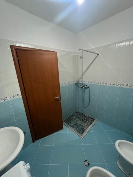 Tirane, jepet me qera apartament 1+1+Ballkon Kati 3, 78 m² 600 € (Stadiumi Dinamo)