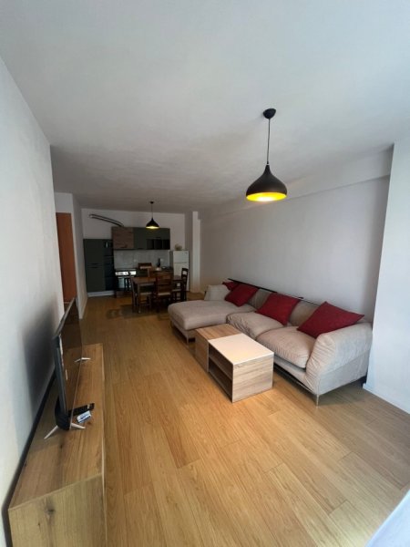 Tirane, jepet me qera apartament 1+1+Ballkon Kati 3, 78 m² 600 € (Stadiumi Dinamo)