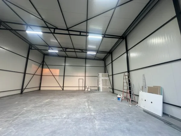 Tirane, jepet me qera magazine Kati 0, 140 m² 900 € (TEG)