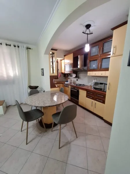 Tirane, jepet me qera apartament 2+1 Kati 2, 670 € 