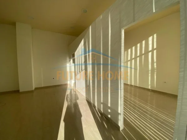 Tirane, jepet me qera dyqan Kati 0, 44 m² 550 € 