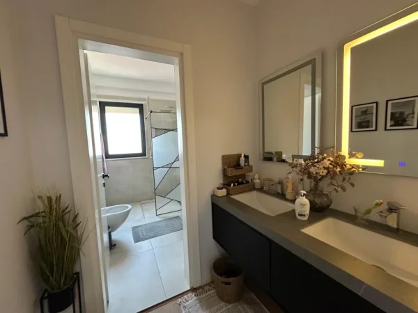 Tirane, jepet me qera apartament 2+1 Kati 8, 160 m² 1.350 € (Rruga e Durresit)