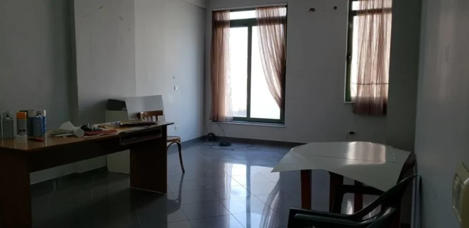 !!Dhene!!Durres, jepet me qera ambjent biznesi Kati 3, 170 m² 1.400 € (Vollga)