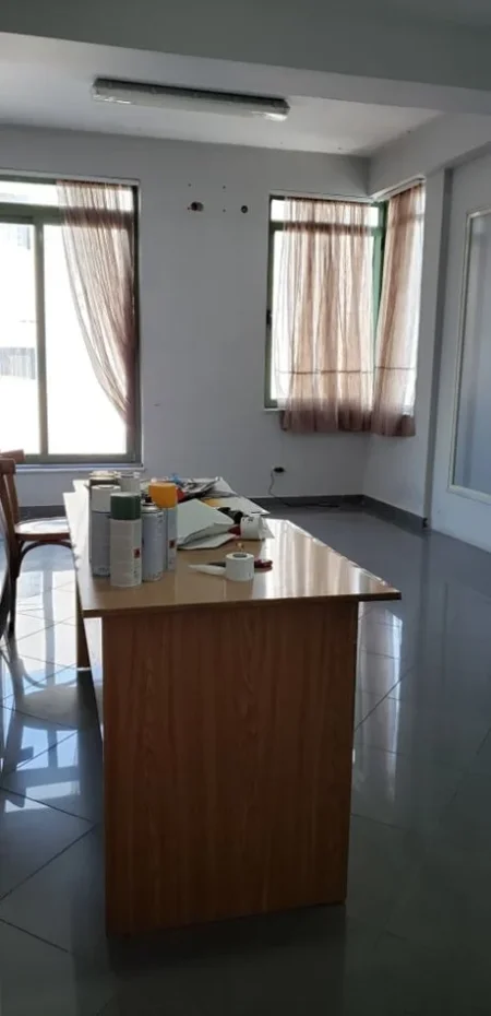 !!Dhene!!Durres, jepet me qera ambjent biznesi Kati 3, 170 m² 1.400 € (Vollga)