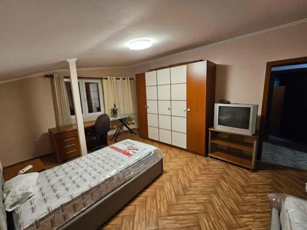 Shqiperi, jepet me qera apartament 2+1+Ballkon+parkim Kati 3, 91 m² 550 € (Ish Tregu Elektrik, Muzeu Shkencave te Natyres)