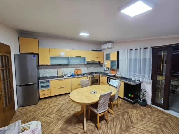Shqiperi, jepet me qera apartament 2+1+Ballkon+parkim Kati 3, 91 m² 550 € (Ish Tregu Elektrik, Muzeu Shkencave te Natyres)