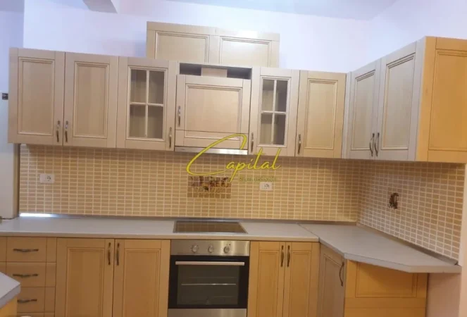 Tirane, jepet me qera apartament 3+1 Kati 2, 211 m² 1.000 € (LIQENI ARTIFICIAL)