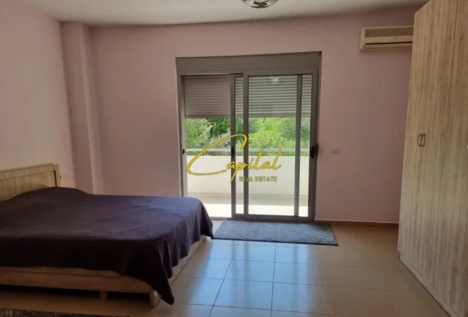 Tirane, jepet me qera apartament 3+1 Kati 2, 211 m² 1.000 € (LIQENI ARTIFICIAL)