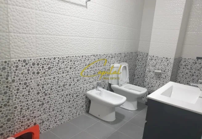 Tirane, jepet me qera apartament 3+1 Kati 2, 211 m² 1.000 € (LIQENI ARTIFICIAL)