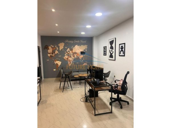 0683487469 Tirane, jepet me qera zyre Kati 0, 34 m² 350 € (Prane TV Klan , Porcelan)