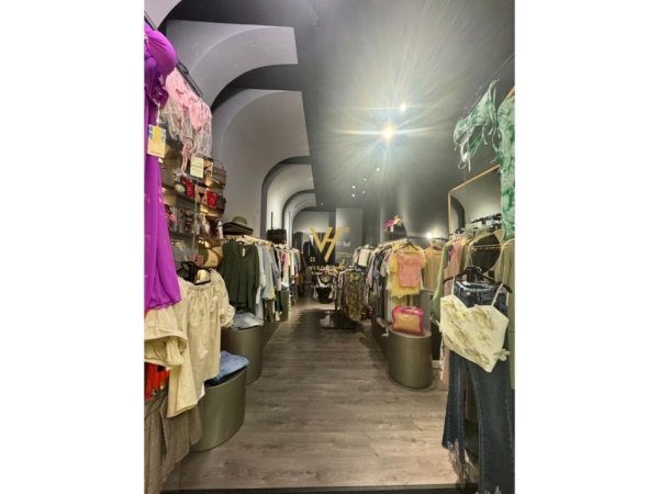 Tirane, jepet me qera dyqan Kati 0, 45 m² 900 € (ISH EKSPOZITA SOT)