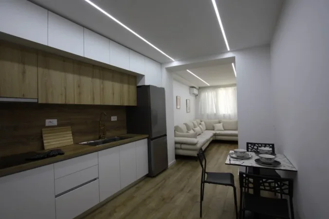 Tirane, jepet me qera apartament 1+1+Ballkon Kati 1, 65 m² 650 € (21 DHJETORI)