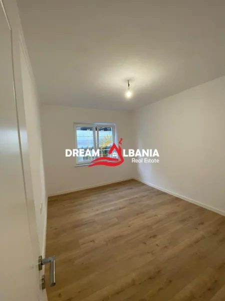 Tirane, jepet me qera ambjent biznesi Kati 2, 83 m² 900 € (ne Rrugen e Durresit, prane Colosseo)