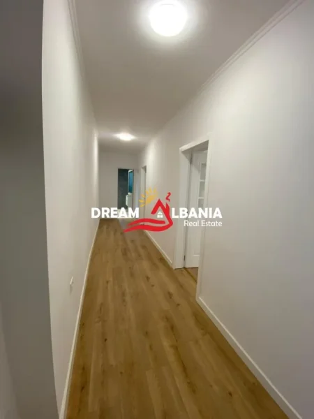 Tirane, jepet me qera ambjent biznesi Kati 2, 83 m² 900 € (ne Rrugen e Durresit, prane Colosseo)