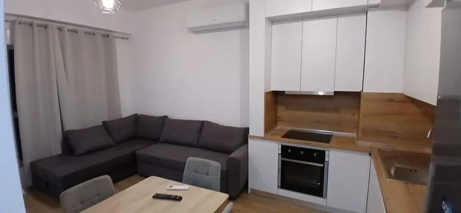 Tirane, jepet me qera apartament 1+1+Ballkon Kati 7, 60 m² 420 € (ali demi)