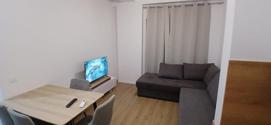 Tirane, jepet me qera apartament 1+1+Ballkon Kati 7, 60 m² 420 € (ali demi)
