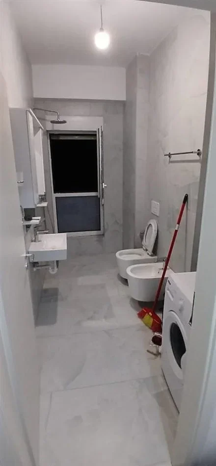 Tirane, jepet me qera apartament 1+1+Ballkon Kati 7, 60 m² 420 € (ali demi)