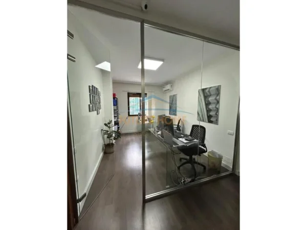 Tirane, jepet me qera zyre Kati 8, 108 m² 1.100 € (Bllok)