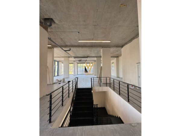 Tirane, jepet me qera ambjent biznesi Kati 0, 550 m² 3.000 € (STACIONI I TRENIT)